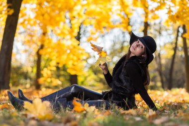 Parkta şapkalı kız