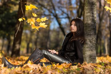 Yere parkta oturan kız