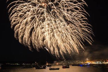 Kıyı kenti üzerinde havai fişek