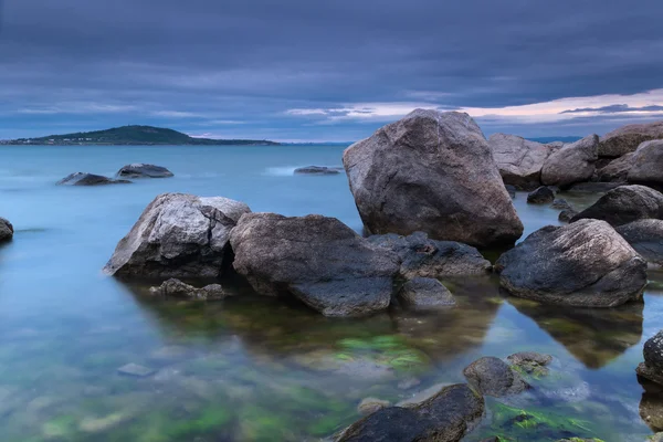 Кам'янистий пляж на березі Чорного моря — стокове фото