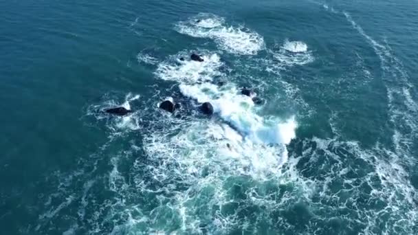 Légi Kilátás Óceán Hullámok Fröccsenő Sziklák — Stock videók