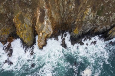 Kayalık sahilde okyanus dalgalarının havadan görünüşü