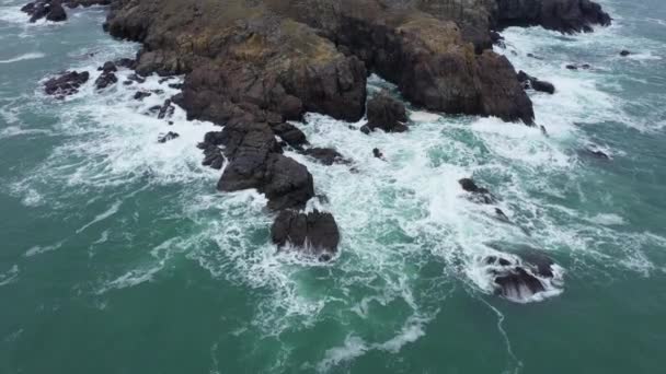 Aerial View Ocean Waves Splashing Rocky Beach — Stock Video