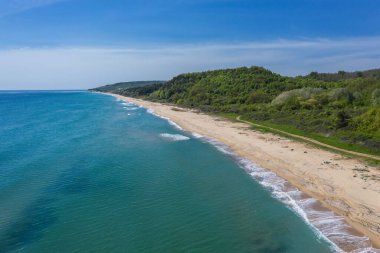Bulgaristan 'ın Karadeniz kentinde güzel bir plaja havadan manzara