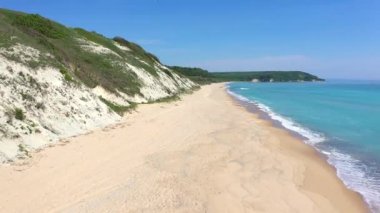 Bulgaristan 'ın Karadeniz kentinde güzel bir plaja havadan manzara