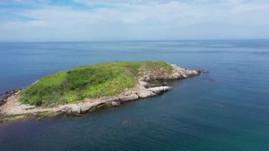 Deniz manzaralı bir adaya. Bulgaristan 'ın Karadeniz kentindeki Aziz Thomas adası