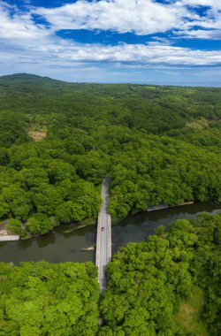 Dağdaki nehrin üzerindeki köprünün havadan görüntüsü.