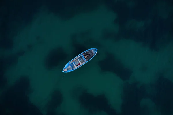 Flygfoto Till Gammal Fiskebåt Havet — Stockfoto