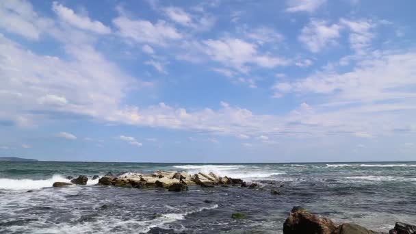 Rompiendo olas en la playa rocosa — Vídeo de stock