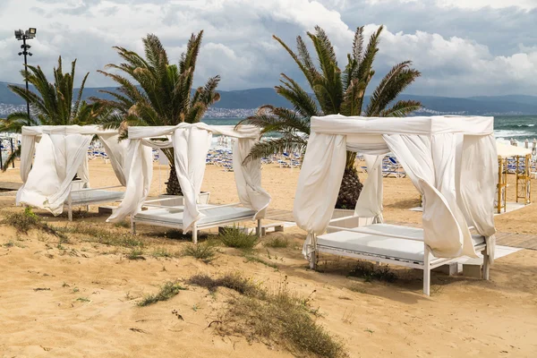 Beach tent and palms in summer — Stock Photo, Image