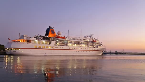 Het schip op de poort op zonsondergang — Stockvideo