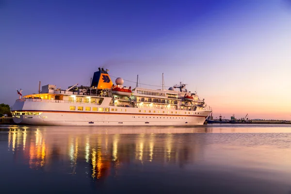 Luksusowy statek wycieczkowy w porcie na zachodzie słońca — Zdjęcie stockowe