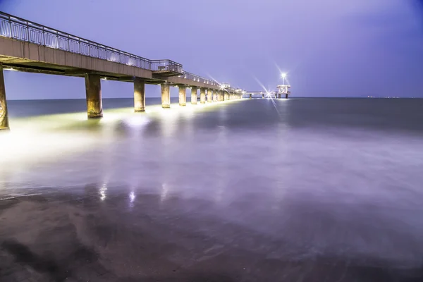 Pont la nuit — Photo