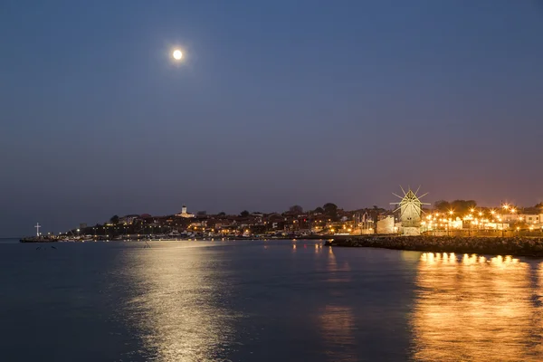 Lua cheia sobre a cidade costeira — Fotografia de Stock