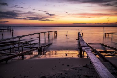 Günbatımı deniz ve Balık tutma iskele üzerinde