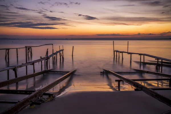 Coucher de soleil coloré et la jetée de pêche — Photo