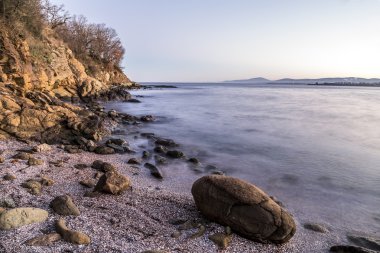 Karadeniz üzerinde kayalık plaj