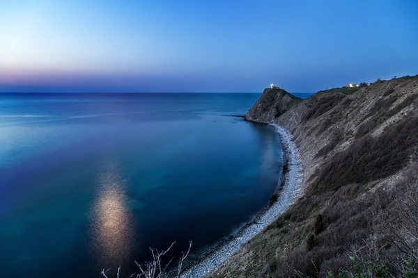 Морской мыс и лунный свет — стоковое фото