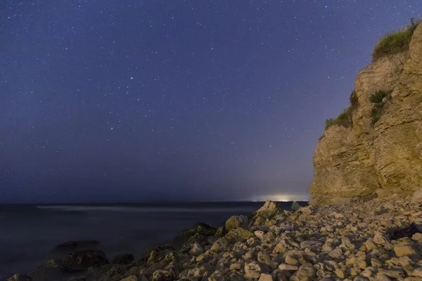 Skalista plaża pod gwieździstym niebem — Zdjęcie stockowe