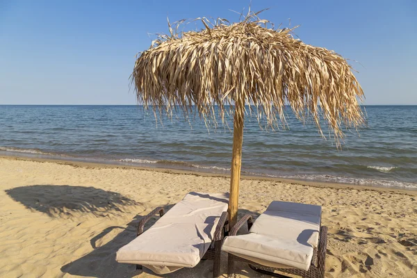 Umbrella and beach chairs — Stock Photo, Image