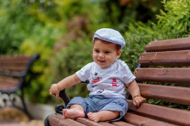 Parkta bankta oturan bebek