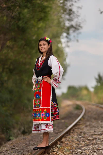 Mujer en traje bulgaro tradicional — Foto de Stock