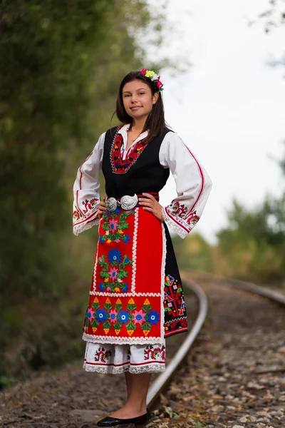 Chica con traje bulgaro tradicional — Foto de Stock