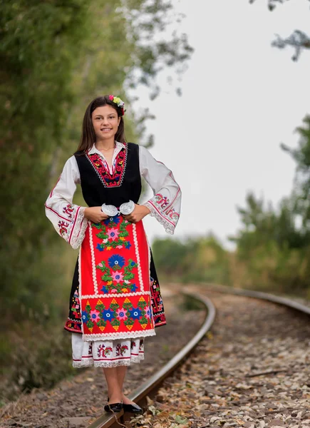 Chica con traje bulgaro tradicional en el ferrocarril — Foto de Stock