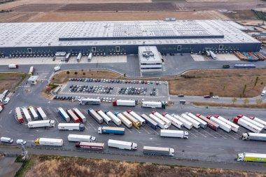 Sliven, Bulgaristan - Ekim 1.2025: Bulgaristan 'ın Sliven kenti yakınlarındaki bir lojistik merkezi ve Lidl kamyonlarına havadan bakış