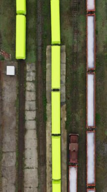 Bulgaristan 'ın Burgaz limanına giden bir trenin yakıt tanklarının havadan görüntüsü