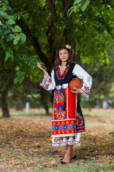 Красивая молодая девушка в болгарском костюме — стоковое фото