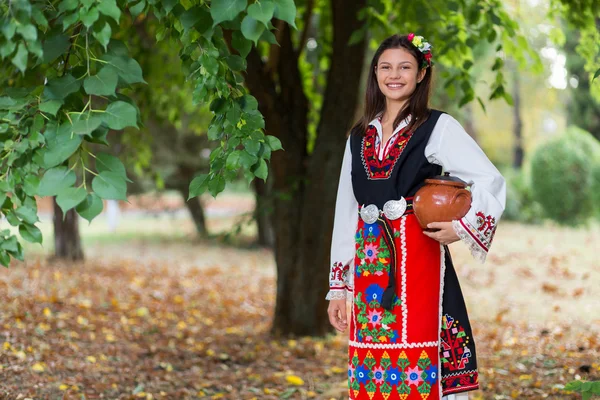 Молодая девушка в болгарском костюме — стоковое фото