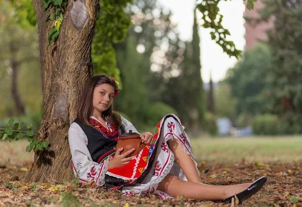 公園でブルガリアの衣装の女性 — ストック写真