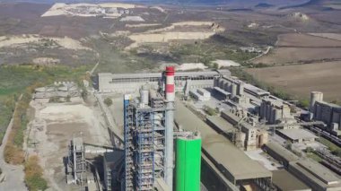 Bulgaristan 'ın Varna kenti Devnya yakınlarındaki çimento fabrikasına havadan bakılıyor. Devnya çimento fabrikası