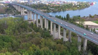 Bulgaristan 'ın Varna kentine doğru giden arabalı büyük köprünün havadan görünüşü