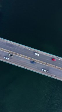 Bulgaristan 'ın Varna kentine doğru giden arabalı büyük köprünün havadan görünüşü