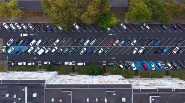 Şehirdeki konut binasının ve otoparkın yukarıdan aşağı görüntüsü