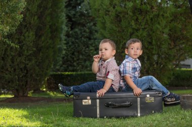 Açık havada oynayan küçük çocuklar