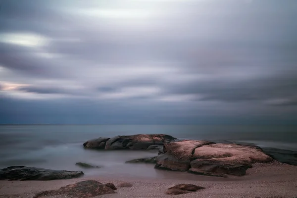 Molnig himmel över stranden — Stockfoto