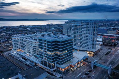 Burgaz, Bulgaristan - 02 Aralık 2025: Hava aracı Bulgaristan 'ın Burgaz kentinde gece yeni bir modern konut binasına bakıyor