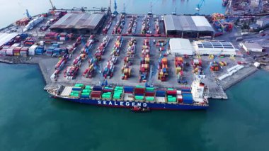 Bulgaristan 'ın Burgaz limanındaki büyük bir konteyner gemisinin hava görüntüsü. Lojistik ve ulaşım