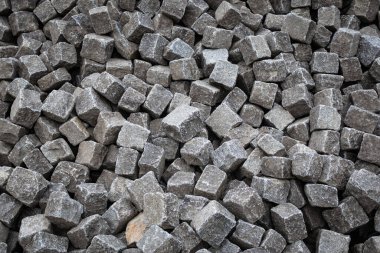 Granit kaldırım taşları arka planda. Bulgaristan 'ın Burgaz kentindeki Nessebar kentinde kare kaldırım taşları yığını