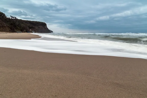 Große Wellen am Strand im Winter — Stockfoto