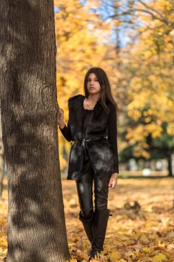 Sonbahar genç kadın parkta