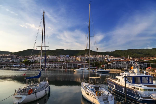 Yacht sul porto turistico — Foto Stock