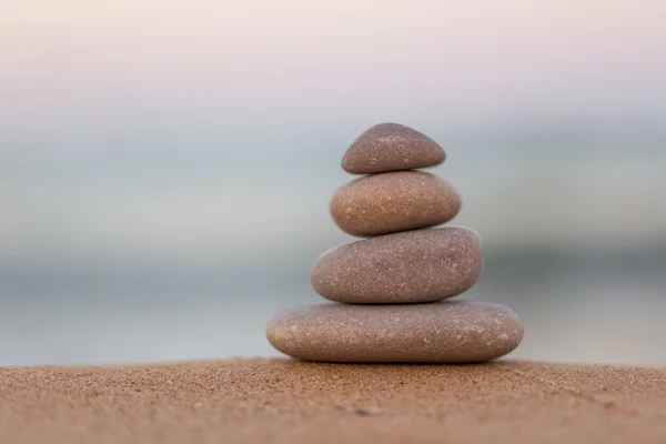 Zen-Steine am Strand gestapelt — Stockfoto