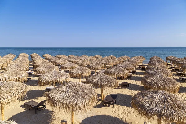 Strandon a napernyők Stock Fotó