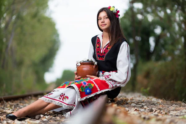 Hermosa joven en la línea ferroviaria — Foto de Stock