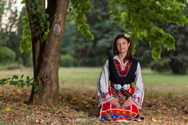 公園で美しい若い女性が — ストック写真