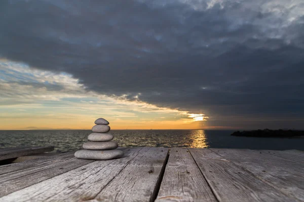 Cailloux empilés et soleil couchant — Photo